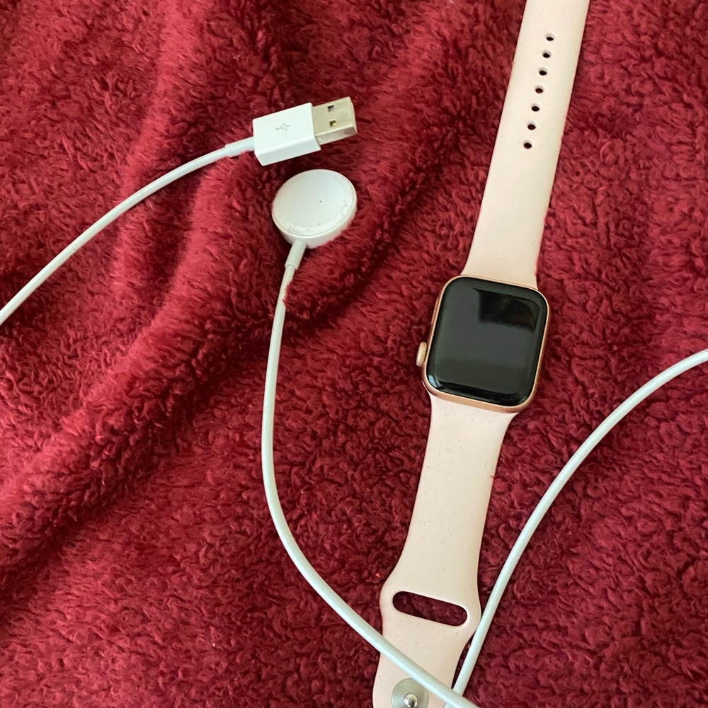APPLE WATCH SE GPS + CELLULAR (rose gold comes with charger)